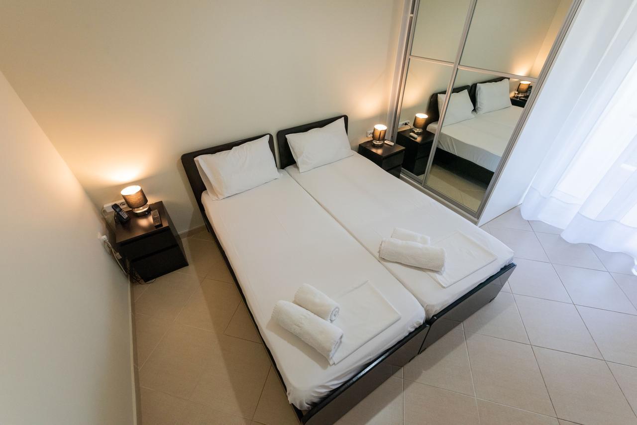 Grand Suites With Private Pools Kalamáta Eksteriør bilde