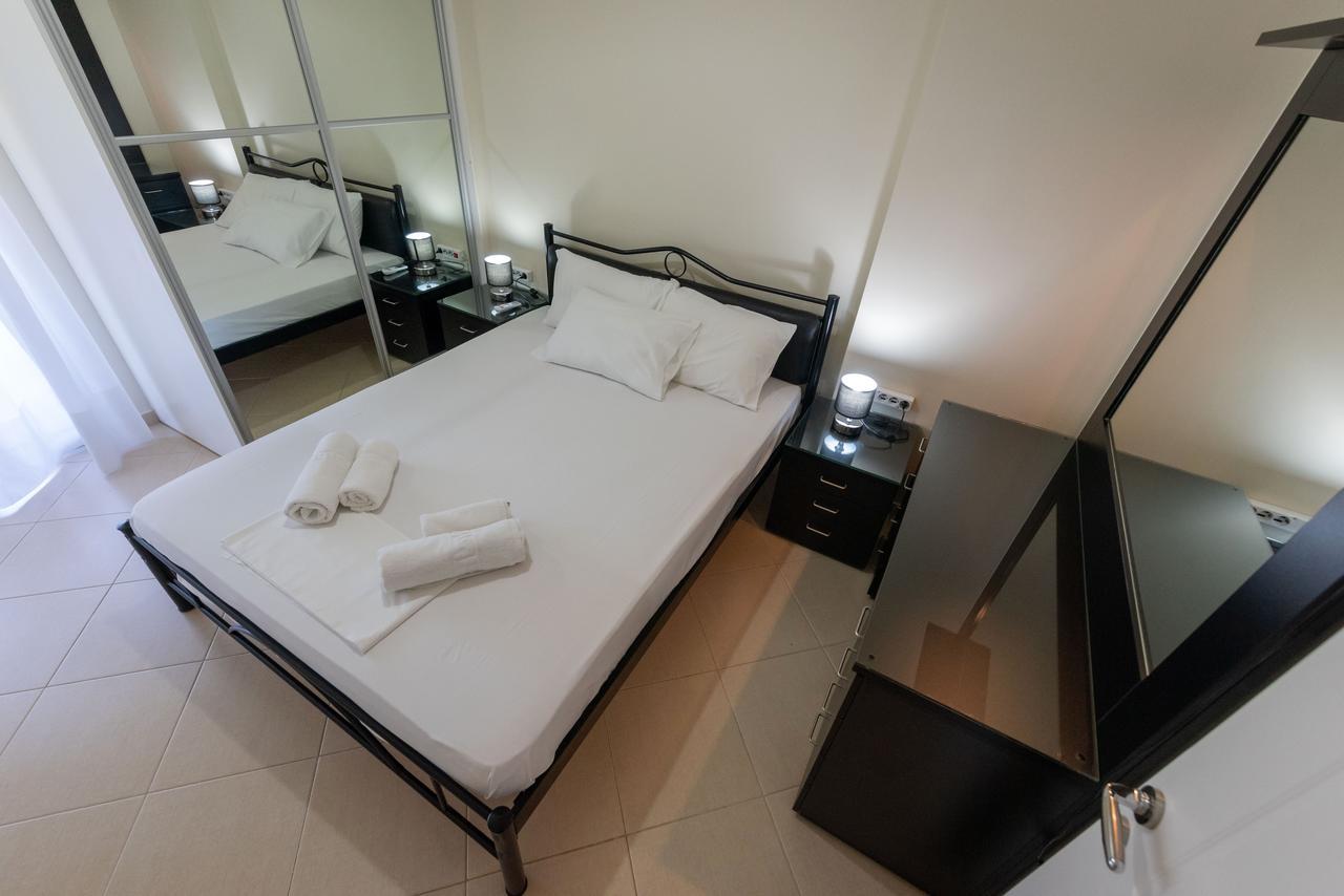 Grand Suites With Private Pools Kalamáta Eksteriør bilde