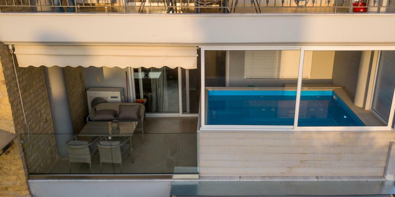 Grand Suites With Private Pools Kalamáta Eksteriør bilde